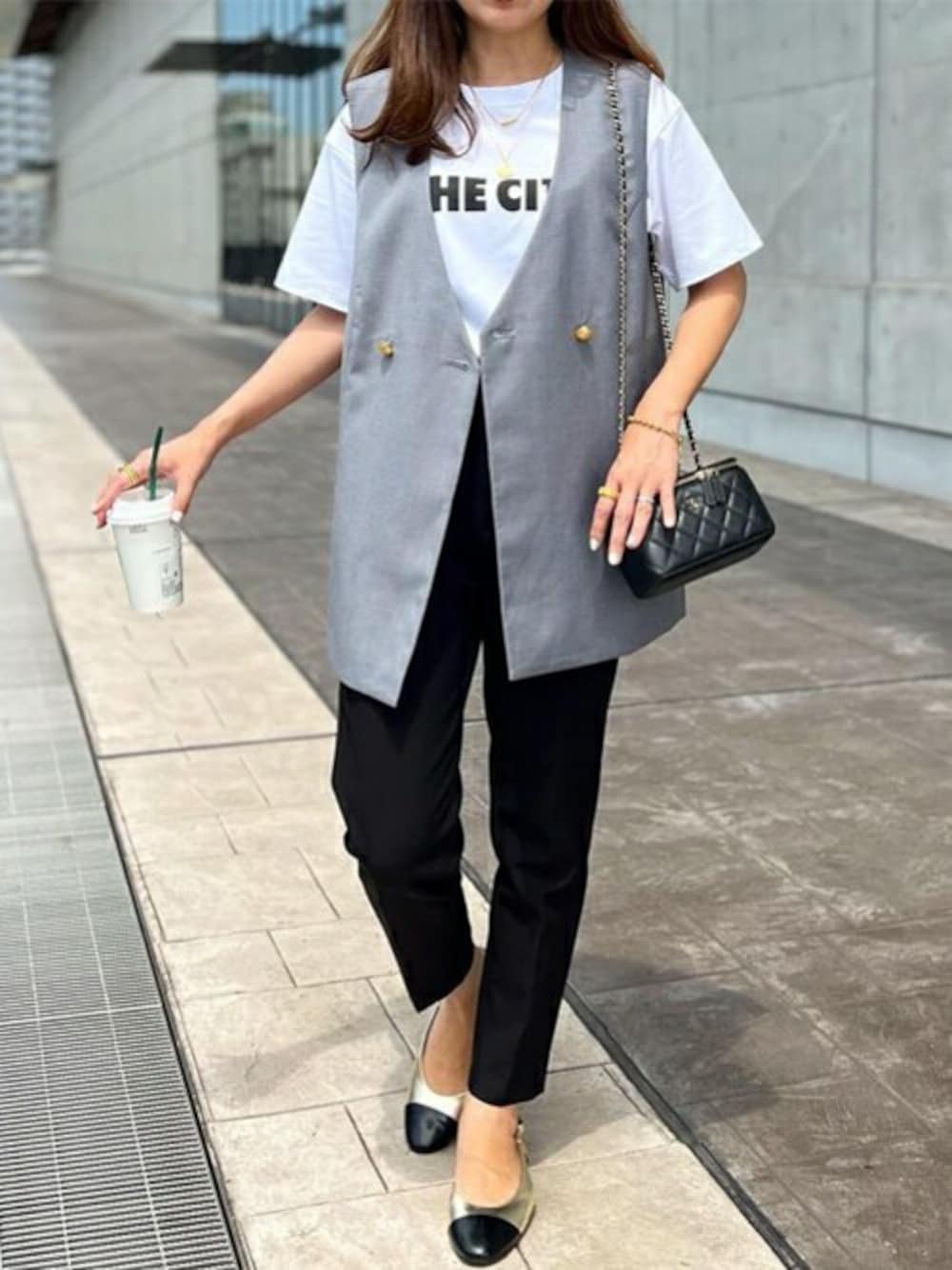 「グレー、Tシャツ、ロゴプリント、ロングジレ、バックフレア、エマテイラー、Emmataylor、styledoor、スタイルドア、大人ロゴ」｜「Emma Taylorのバックフレアロングジレ（ベスト、グレー系）」を使った、STYLEDOORさん（レディース・162cm）の春コーディネートの1枚目の写真