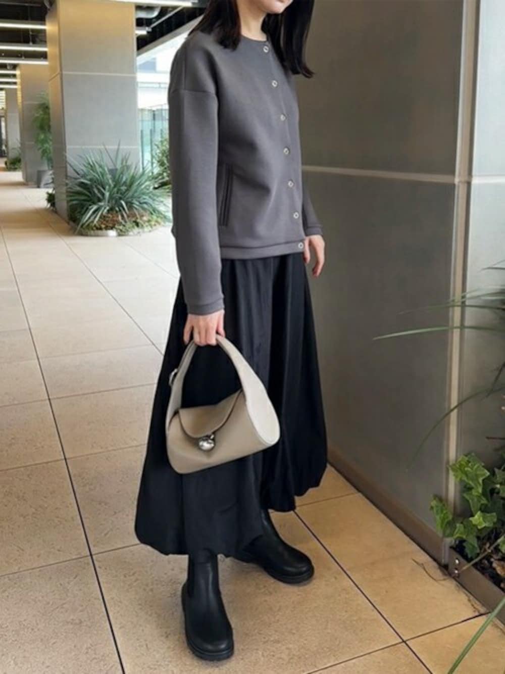 「ジャケット、ノーカラー、きれいめコーディネート、ノーカラージャケット、ダンボール、チャコールグレー、エマテイラー、Emmataylor、styledoor、スタイルドア」｜「Emma Taylorのダンボールノーカラージャケット（ノーカラージャケット、グレー系）」を使った、STYLEDOORさん（レディース・160cm）の秋コーディネートの1枚目の写真