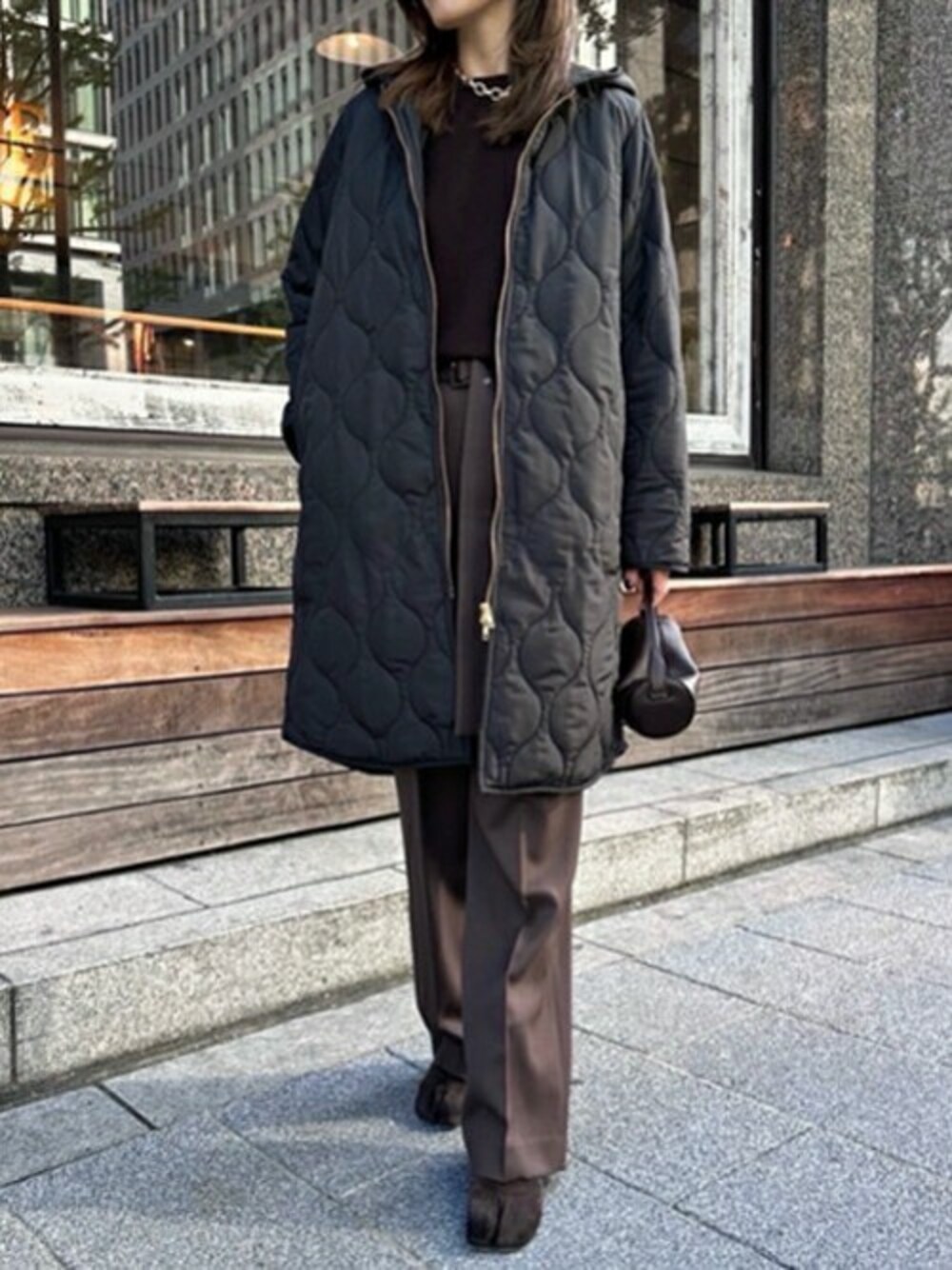 「ブラック、キルティング、きれいめコーディネート、3way、フードコート、美シルエット、エマテイラー、Emmataylor、styledoor、スタイルドア」｜「Emma Taylorの美シルエット3wayキルティングフードコート（その他アウター、ブラック系）」を使った、STYLEDOORさん（レディース・161cm）の秋コーディネートの1枚目の写真