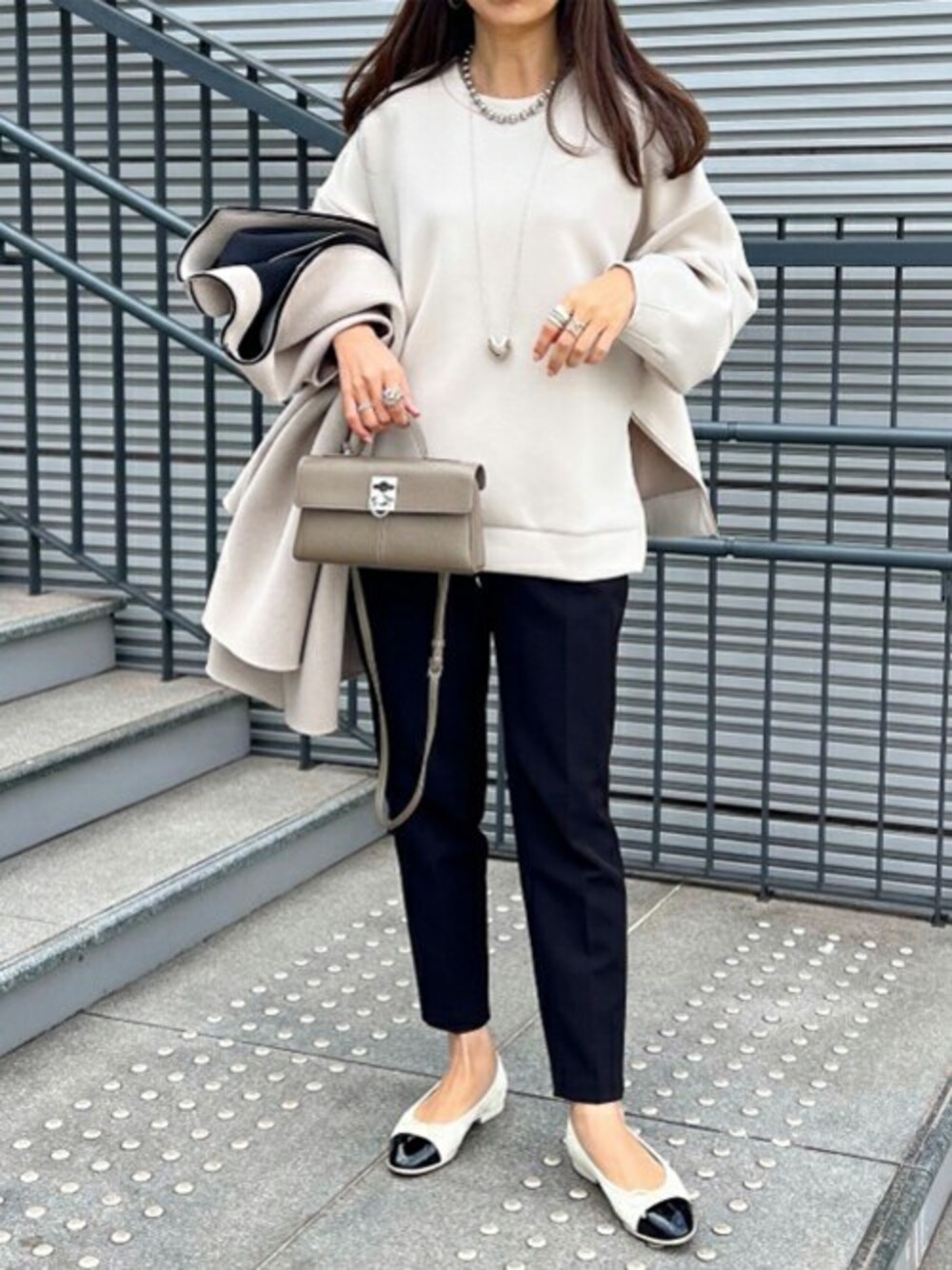 「プルオーバー、きれいめコーディネート、クルーネック、ダンボール、ライトベージュ、リバイバル、エマテイラー、Emmataylor、styledoor、スタイルドア」｜「Emma Taylorの【リバイバル】ダンボールクルーネックプルオーバー（スウェット、ベージュ系）」を使った、STYLEDOORさん（レディース・162cm）の冬コーディネートの1枚目の写真