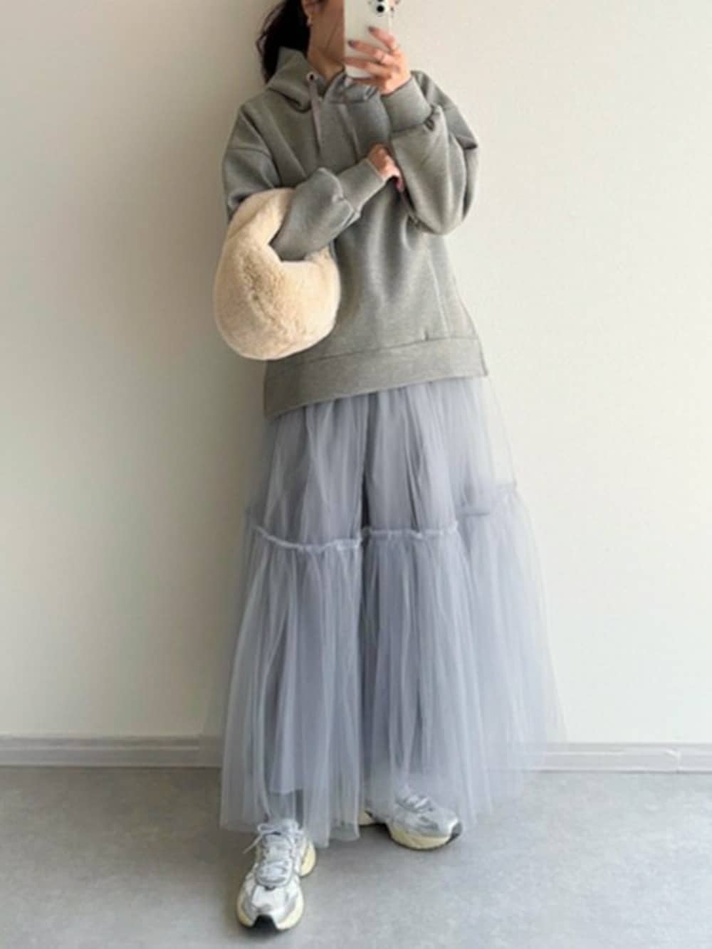 「ニット、グレー、サイドジップ、ダンボール、フーディー、エマテイラー、Emmataylor、ニットフーディー、styledoor、スタイルドア」｜「Emma Taylorの【再入荷！】サイドジップダンボールニットフーディー（パーカー、グレー系）」を使った、STYLEDOORさん（レディース・154cm）の冬コーディネートの1枚目の写真