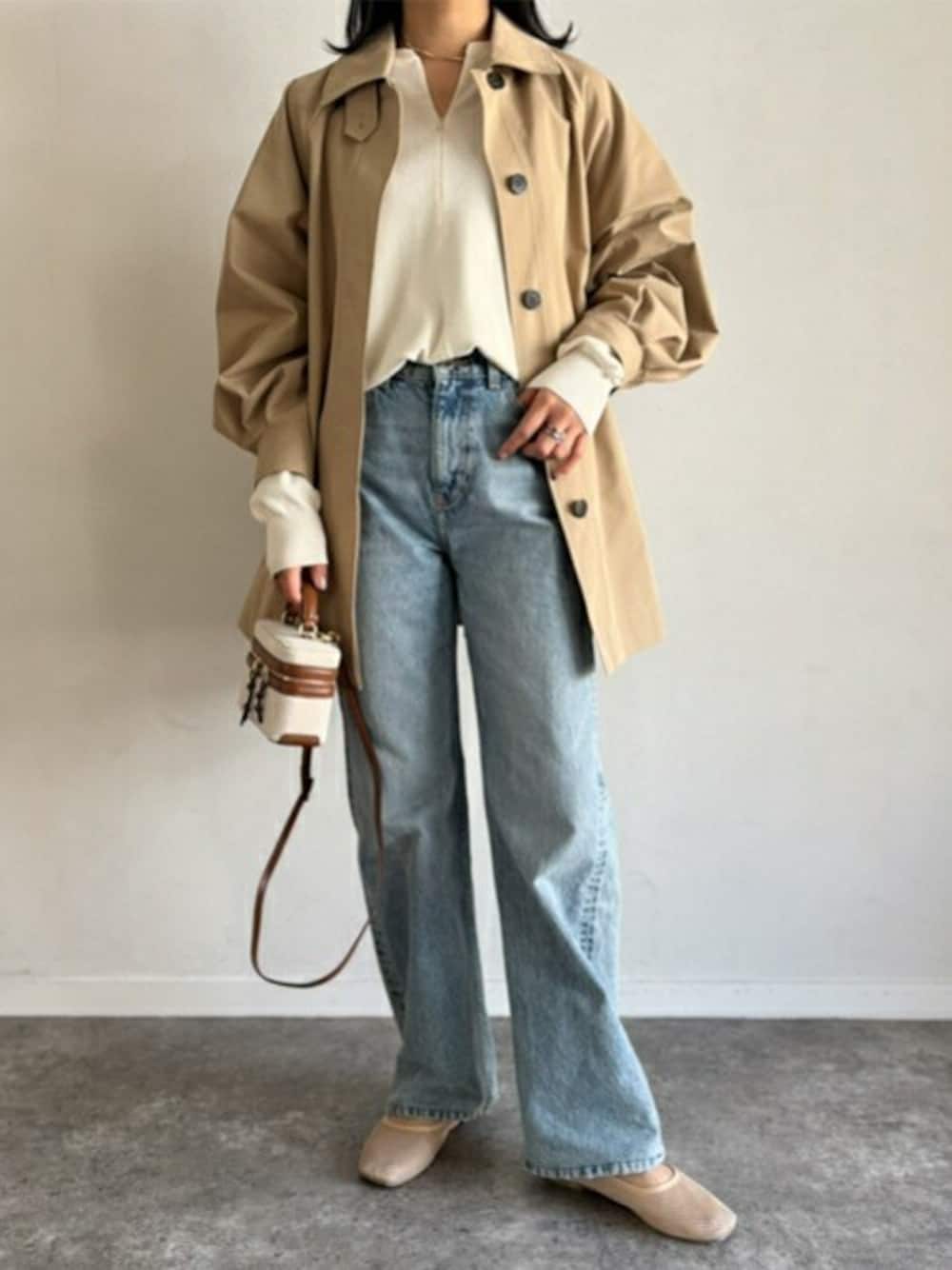 「ステンカラーコート、ベージュ、きれいめコーディネート、ステンカラー、フレア、ミドルコート、エマテイラー、Emmataylor、styledoor、スタイルドア」｜「Emma Taylorのミドルフレアステンカラーコート（ステンカラーコート、ベージュ系）」を使った、STYLEDOORさん（レディース・165cm）の冬コーディネートの1枚目の写真
