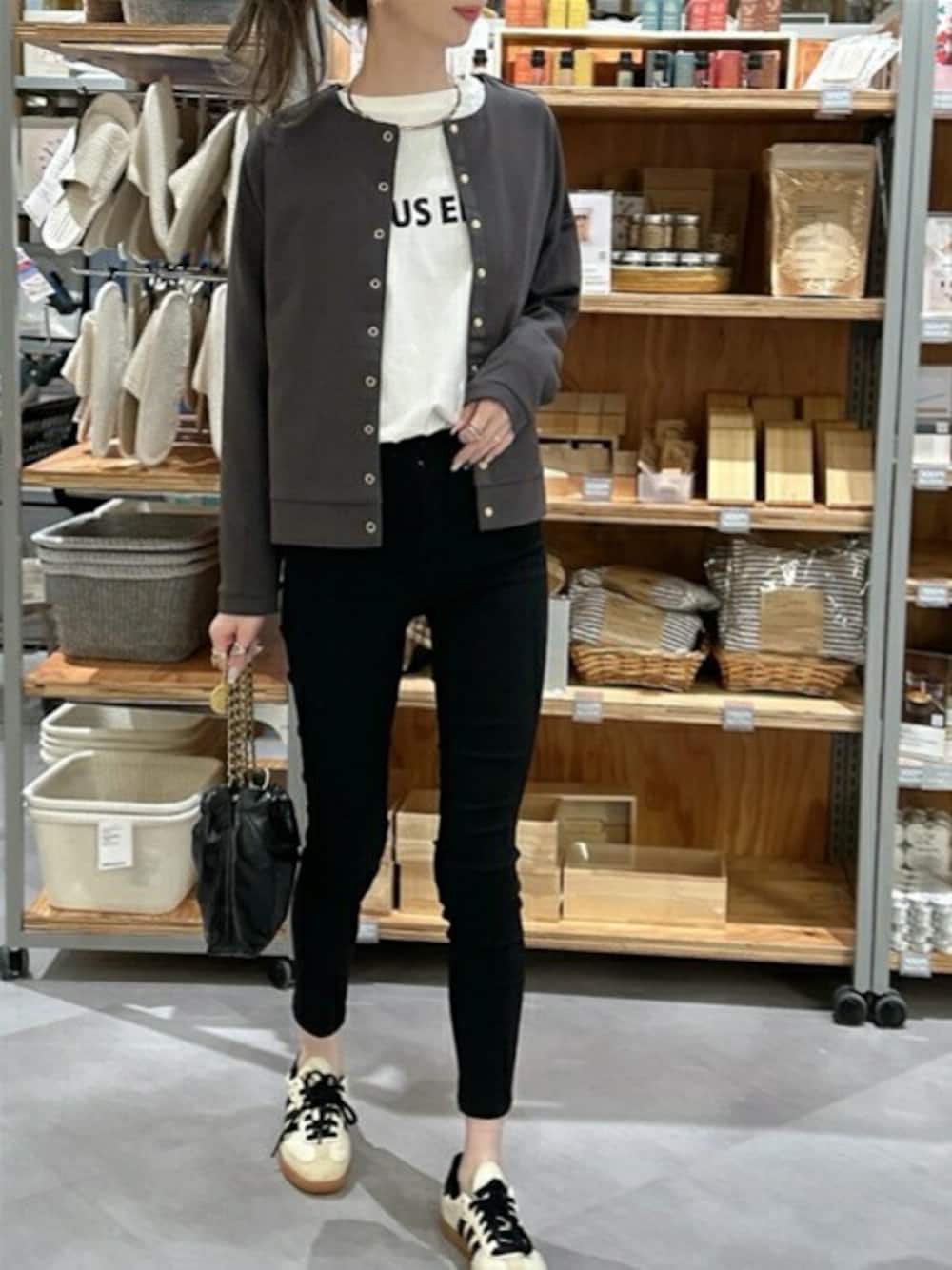 「ジャケット、ノーカラー、きれいめコーディネート、ノーカラージャケット、チャコールグレー、エマテイラー、Emmataylor、styledoor、スタイルドア、ライトダンボール」｜「Emma Taylorのライトダンボールノーカラージャケット（ノーカラージャケット、グレー系）」を使った、STYLEDOORさん（レディース・160cm）の春コーディネートの1枚目の写真