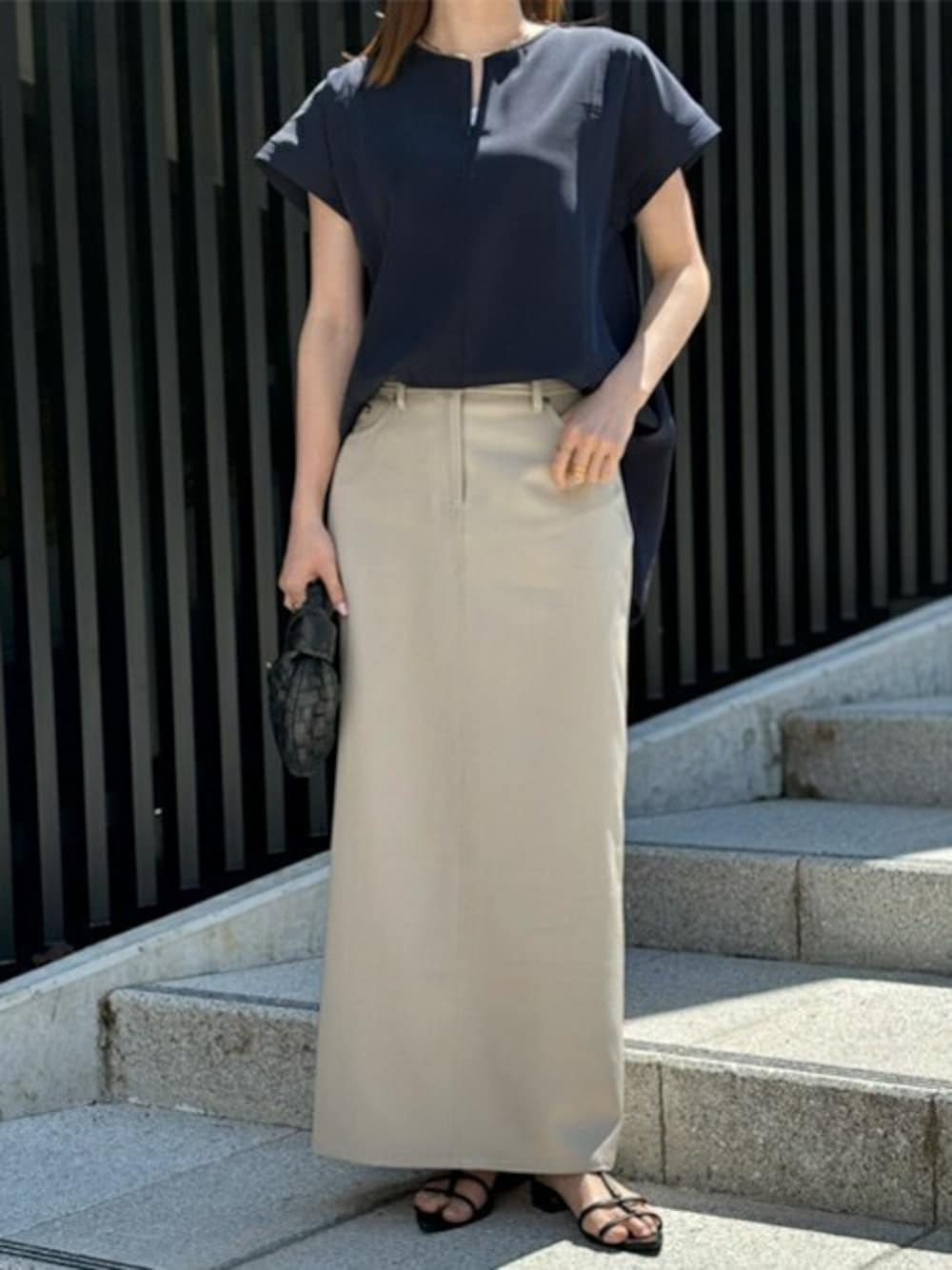 「ブラウス、ベージュ、ネイビー、ペンシルスカート、デニムライク、ステッチワーク、エマテイラー、Emmataylor、styledoor、フロント2WAY」｜「Emma Taylorのフロント2wayステッチワークブラウス（シャツ/ブラウス、ブルー系）」を使った、STYLEDOORさん（レディース・158cm）の春コーディネートの1枚目の写真