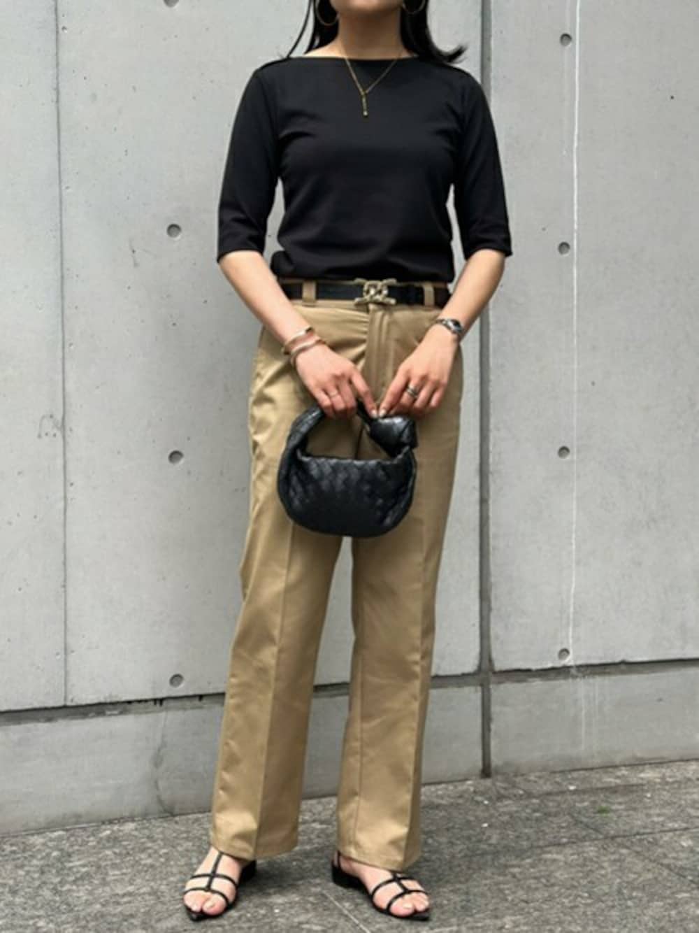 「ブラック、Tシャツ、プルオーバー、ボートネック、ハーフスリーブ、エム、em、styledoor、スタイルドア、ライトダンボール」｜「eMのライトダンボールボートネックハーフスリーブプルオーバー（Tシャツ/カットソー、ブラック系）」を使った、STYLEDOORさん（レディース・165cm）の春コーディネートの1枚目の写真