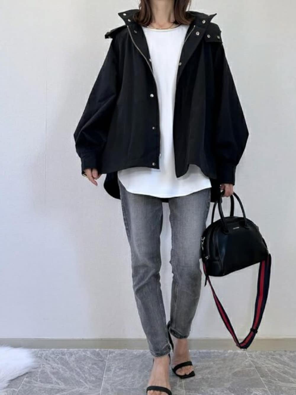「マウンテンパーカー、２ＷＡＹ、春アウター、ロングスリーブ、Tブラウス、バックジップ、春トップス、エマテイラー、Emmataylor、styledoor」｜「Emma Taylorの【春トップス】バックジップロングスリーブTブラウス（シャツ/ブラウス、ホワイト系）」を使った、STYLEDOORさん（レディース・162cm）の春コーディネートの1枚目の写真