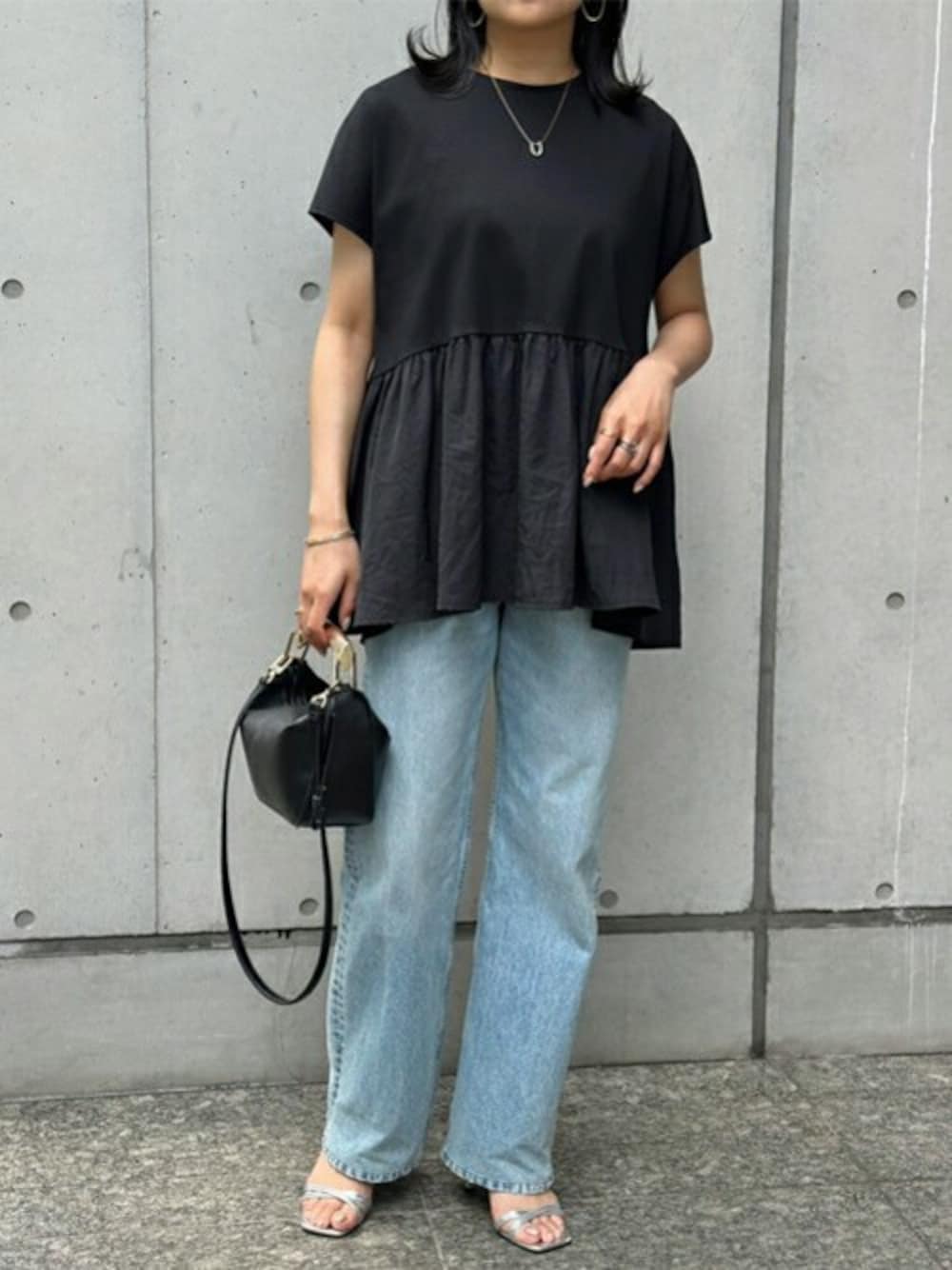 「ブラック、プルオーバー、ぺプラム、きれいめコーディネート、ドッキング、バックジップ、エマテイラー、Emmataylor、styledoor、スタイルドア」｜「Emma Taylorのバックジップドッキングペプラムプルオーバー（Tシャツ/カットソー、ブラック系）」を使った、STYLEDOORさん（レディース・165cm）の春コーディネートの1枚目の写真