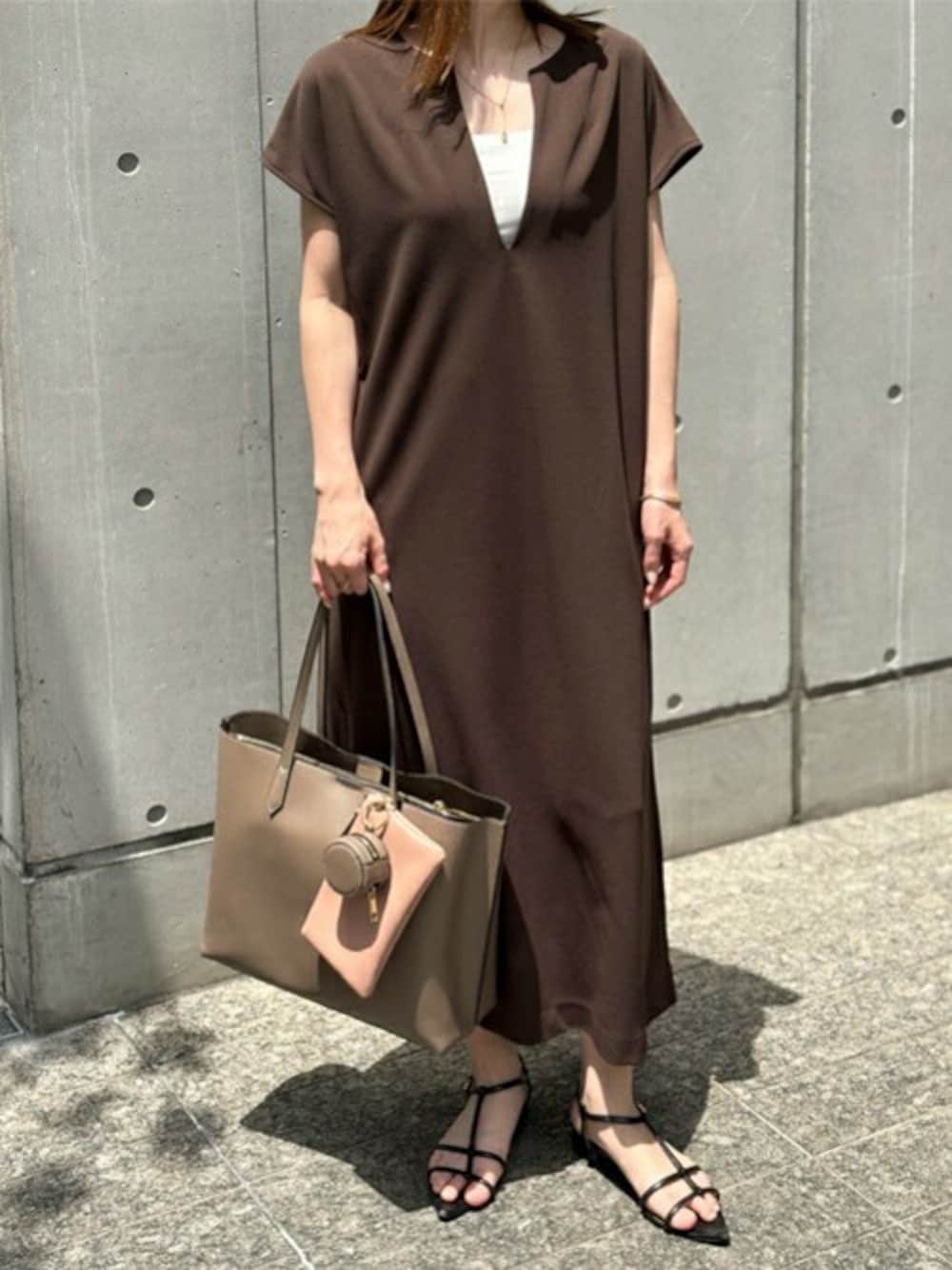 「きれいめコーディネート、トートバック、モカ、エマテイラー、Emmataylor、styledoor、スタイルドア、マルチポーチ付き」｜「Emma Taylorのマルチポーチ付きトートバック（トートバッグ、ブラウン系）」を使った、STYLEDOORさん（レディース・158cm）の春コーディネートの1枚目の写真