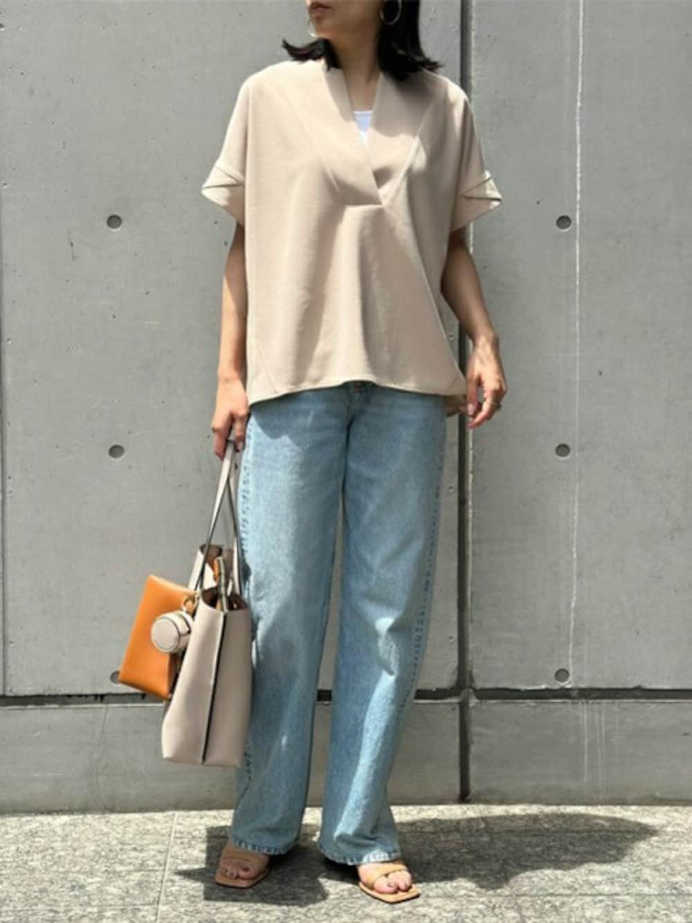 「ベージュ、プルオーバー、きれいめコーディネート、キーネック、エマテイラー、Emmataylor、styledoor、スタイルドア、カットジョーゼット」｜「Emma Taylorのカットジョーゼットキーネックオーバープルオーバー（Tシャツ/カットソー、ベージュ系）」を使った、STYLEDOORさん（レディース・165cm）の夏コーディネートの1枚目の写真