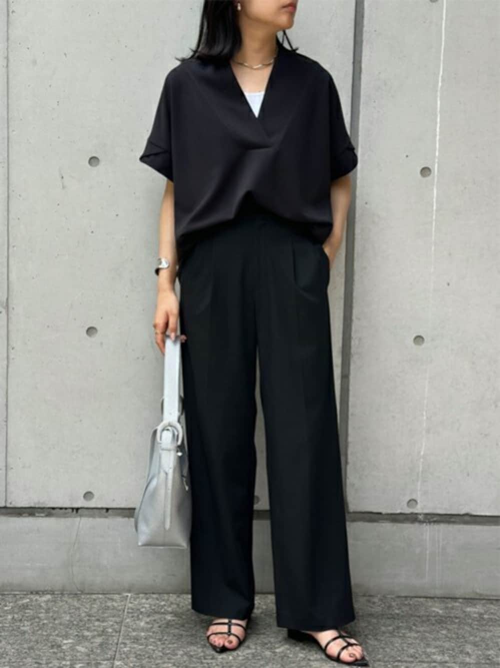 「ブラック、プルオーバー、ショルダーバック、キーネック、エマテイラー、Emmataylor、styledoor、スタイルドア、カットジョーゼット、2wayハンドル」｜「Emma Taylorのカットジョーゼットキーネックオーバープルオーバー（Tシャツ/カットソー、ブラック系）」を使った、STYLEDOORさん（レディース・165cm）の夏コーディネートの1枚目の写真