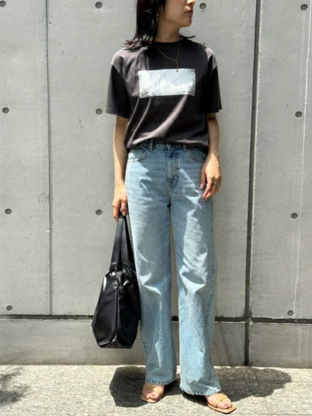 「ブラック、プリントTシャツ、バイカラー、きれいめコーディネート、トートバック、エマテイラー、Emmataylor、styledoor、スタイルドア、軽量メタリック」｜「Emma Taylorの軽量メタリックバイカラートートバック（トートバッグ、ブラック系）」を使った、STYLEDOORさん（レディース・165cm）の夏コーディネートの1枚目の写真