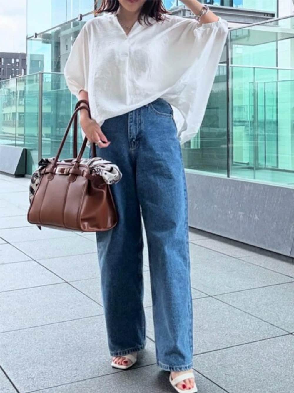 「ホワイト、ドルマン、きれいめコーディネート、シアー、オーバーシャツ、キーネック、エマテイラー、Emmataylor、styledoor、スタイルドア」｜「Emma Taylorのキーネックシアードルマンオーバーシャツ（シャツ/ブラウス、ホワイト系）」を使った、STYLEDOORさん（レディース・153cm）の夏コーディネートの1枚目の写真