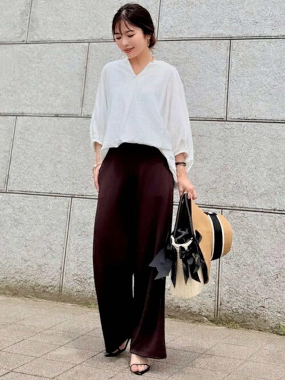 「ホワイト、ドルマン、きれいめコーディネート、シアー、オーバーシャツ、キーネック、エマテイラー、Emmataylor、styledoor、スタイルドア」｜「Emma Taylorのキーネックシアードルマンオーバーシャツ（シャツ/ブラウス、ホワイト系）」を使った、STYLEDOORさん（レディース・151cm）の夏コーディネートの1枚目の写真