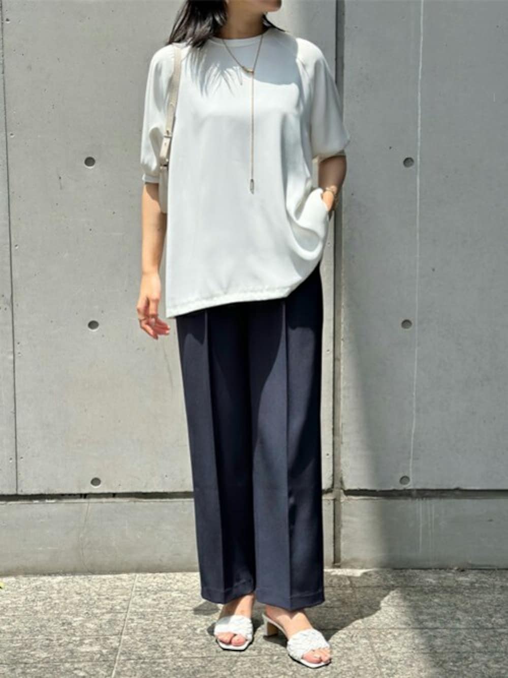 「ホワイト、ドルマン、きれいめコーディネート、Tブラウス、ジョーゼット、バックジップ、エマテイラー、Emmataylor、styledoor、スタイルドア」｜「Emma TaylorのバックジップジョーゼットドルマンTブラウス（シャツ/ブラウス、ホワイト系）」を使った、STYLEDOORさん（レディース・165cm）の夏コーディネートの1枚目の写真