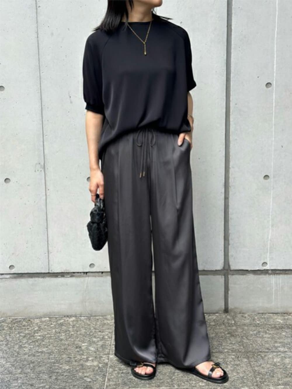 「ブラック、ドルマン、きれいめコーディネート、Tブラウス、ジョーゼット、バックジップ、エマテイラー、Emmataylor、styledoor、スタイルドア」｜「Emma TaylorのバックジップジョーゼットドルマンTブラウス（シャツ/ブラウス、ブラック系）」を使った、STYLEDOORさん（レディース・165cm）の夏コーディネートの1枚目の写真