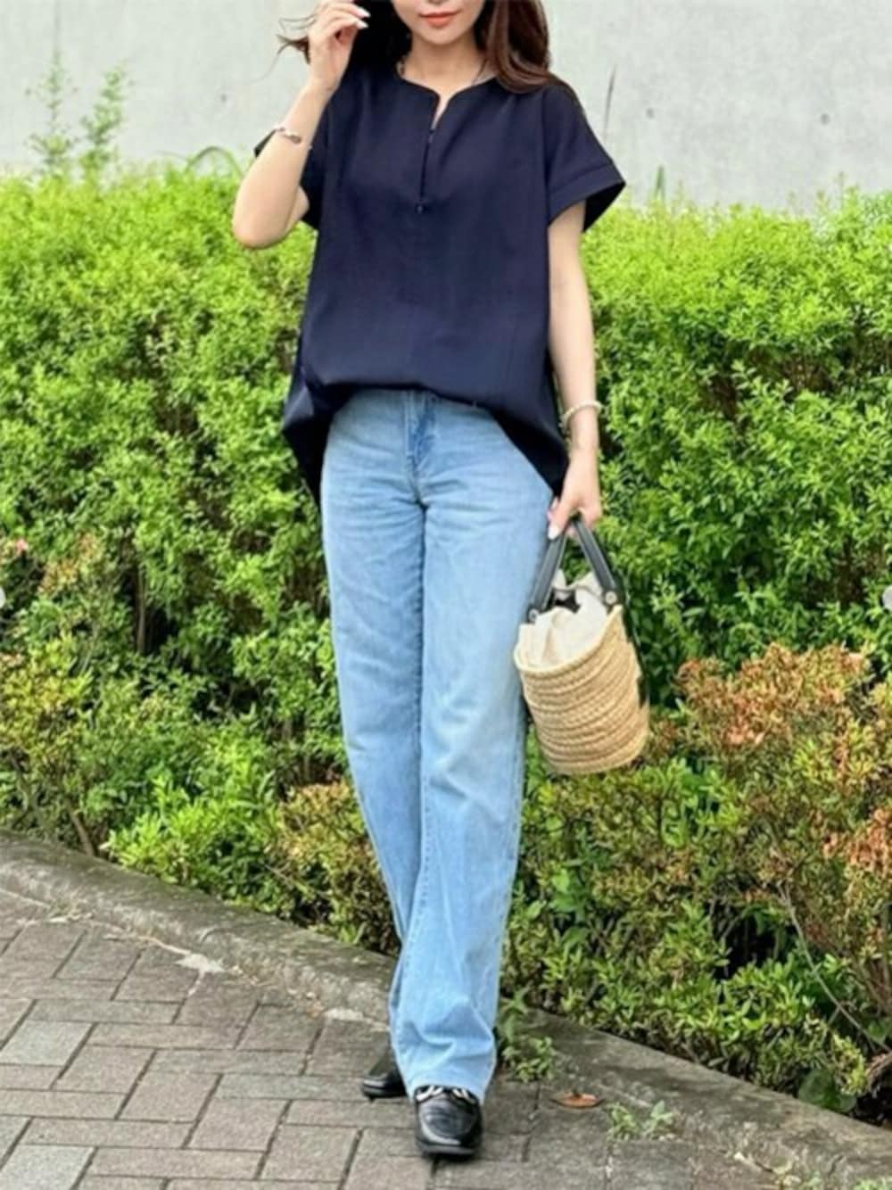 「ブラウス、ネイビー、きれいめコーディネート、ステッチワーク、エマテイラー、Emmataylor、styledoor、スタイルドア、フロント2WAY」｜「Emma Taylorのフロント2wayステッチワークブラウス（シャツ/ブラウス、ブルー系）」を使った、STYLEDOORさん（レディース・151cm）の夏コーディネートの1枚目の写真