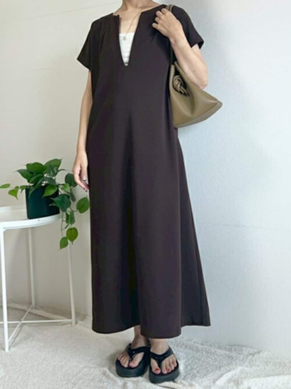 「ワンピース、きれいめコーディネート、ブラウン、キーネック、エマテイラー、Emmataylor、styledoor、スタイルドア、カットジョーゼット」｜「Emma Taylorのキーネックカットジョーゼットワンピース（ワンピース、ブラウン系）」を使った、STYLEDOORさん（レディース・158cm）の夏コーディネートの1枚目の写真