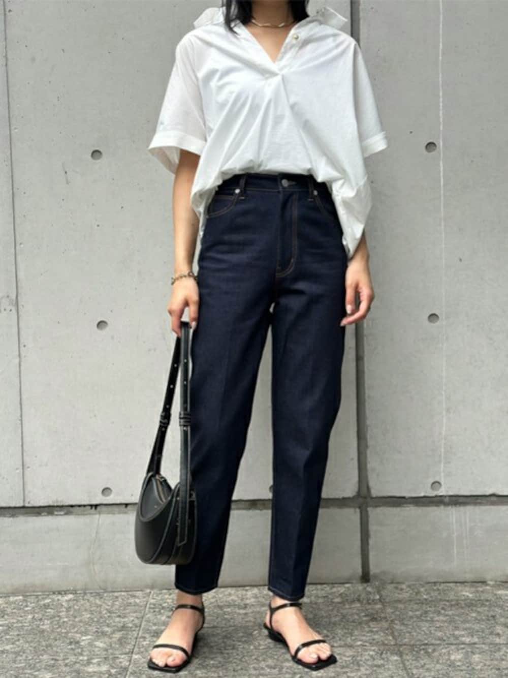 「テーパードパンツ、デニム、パンツ、ネイビー、テーパード、デニムパンツ、エマテイラー、Emmataylor、styledoor、スタイルドア」｜「Emma Taylorのテーパードデニムパンツ（デニムパンツ、ブルー系）」を使った、STYLEDOORさん（レディース・165cm）の夏コーディネートの1枚目の写真
