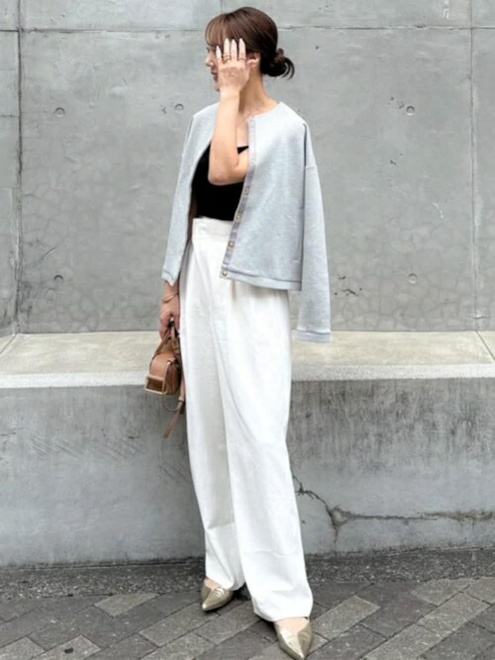 シルバー系のノーカラージャケットを着用したレディースの秋コーディネートの1枚目の写真