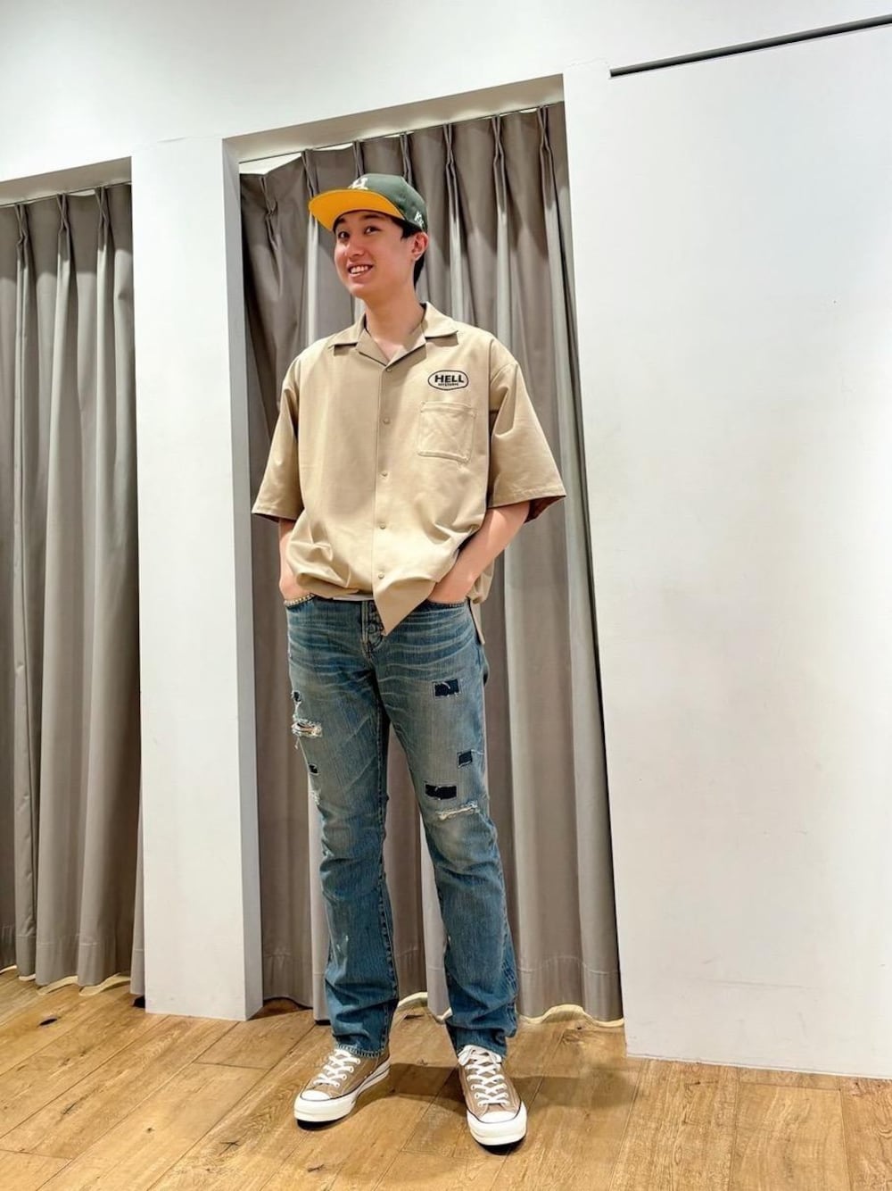 「スニーカー、デニム、アメカジ、キャップ、シンプルコーデ、ヒステリックグラマー、HYSTERIC GLAMOUR、シャツ 」｜「HYSTERIC GLAMOURのスクエアウインドウリメイク スリムストレートデニムパンツ（デニムパンツ、ブルー系）」を使った、rindou000さん（メンズ・190cm）の春コーディネートの1枚目の写真