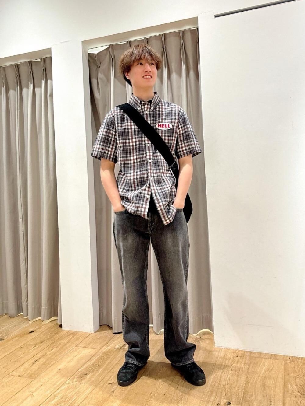 「デニム、アメカジ、バッグ、ヒステリックグラマー、HYSTERIC GLAMOUR、シャツ 」｜「HYSTERIC GLAMOURのHG WOMAN ショルダーバッグ（ショルダーバッグ、ブラック系）」を使った、rindou000さん（メンズ・190cm）の春コーディネートの1枚目の写真