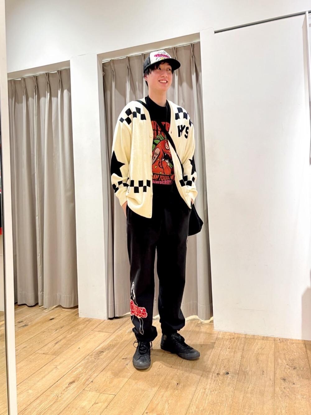 「アメカジ、ストリート、ヒステリックグラマー、HYSTERIC GLAMOUR」｜「HYSTERIC GLAMOURのHG BOX VIXEN GIRL スウェットパンツ（スウェットパンツ、ブラック系）」を使った、rindou000さん（メンズ・190cm）の冬コーディネートの1枚目の写真