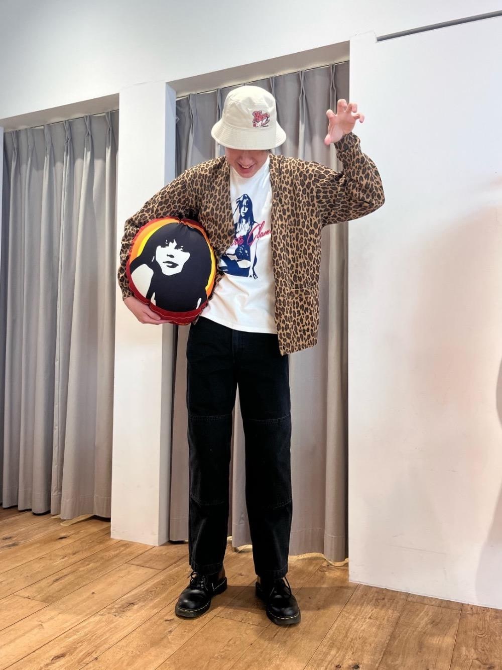 「カーディガン、アメカジ、ストリート、シンプルコーデ、ヒステリックグラマー、秋コーデ、HYSTERIC GLAMOUR、シャツ 」｜「HYSTERIC GLAMOURのダブルニーパンツ（その他パンツ、ブラック系）」を使った、rindou000さん（メンズ・190cm）の冬コーディネートの1枚目の写真