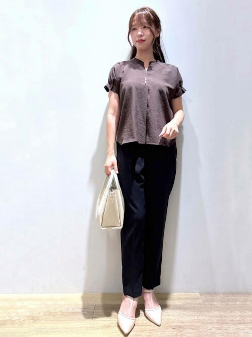 ブラウン系のシャツ/ブラウス、ブラック系のその他パンツ、ホワイト系のショルダーバッグを着用したレディースの夏コーディネートの1枚目の写真