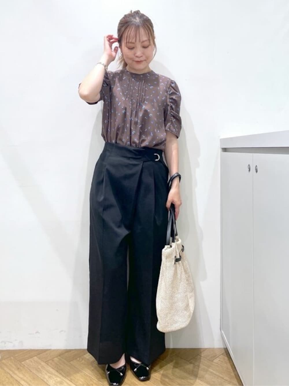 ブラウン系のシャツ/ブラウス、ブラック系のその他パンツ、ブラック系のトートバッグを着用したレディースの夏コーディネートの1枚目の写真