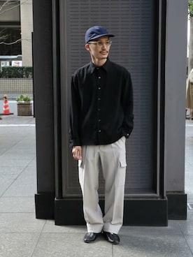 「UNITED TOKYO（ユナイテッドトウキョウ）のドライタッチ ロングスリーブシャツ（シャツ/ブラウス、ブラック系）」を使った、Yamamotoさん（メンズ・169cm）の春コーディネート