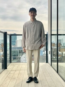 「UNITED TOKYO（ユナイテッドトウキョウ）のドライタッチ ロングスリーブシャツ（シャツ/ブラウス、ベージュ系）」を使った、Yamamotoさん（メンズ・169cm）の春コーディネート