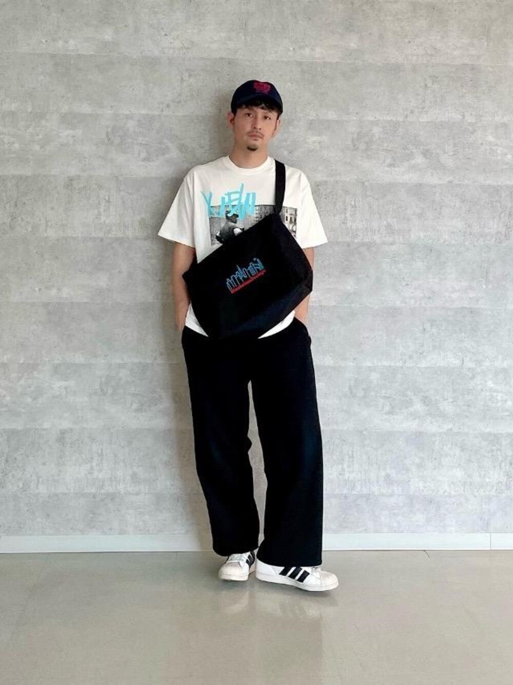 ホワイト系のTシャツ/カットソー、ブラック系のショルダーバッグを着用したメンズの春コーディネートの1枚目の写真