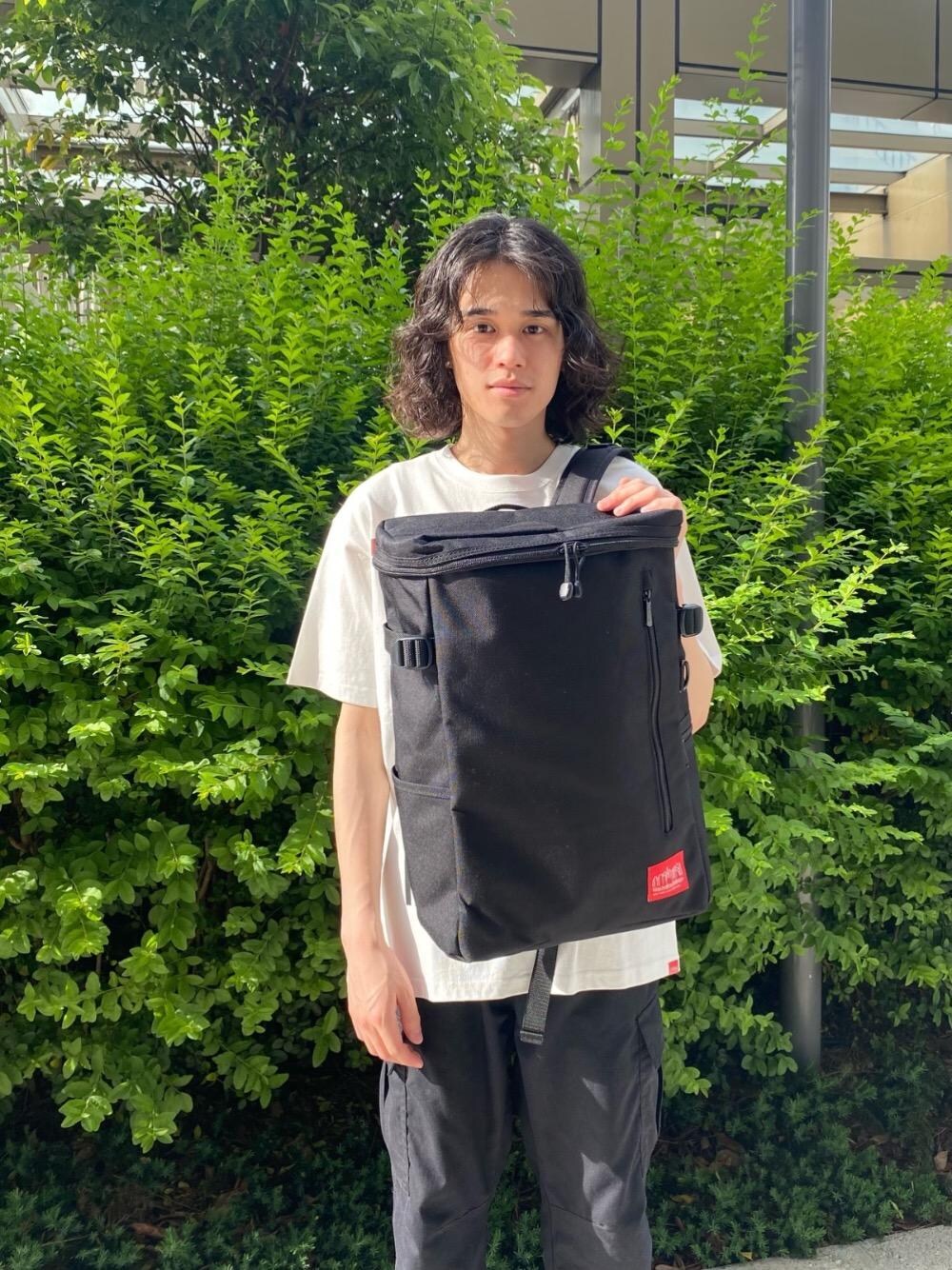 ブラック系のバックパック/リュックを着用したメンズの春コーディネートの1枚目の写真