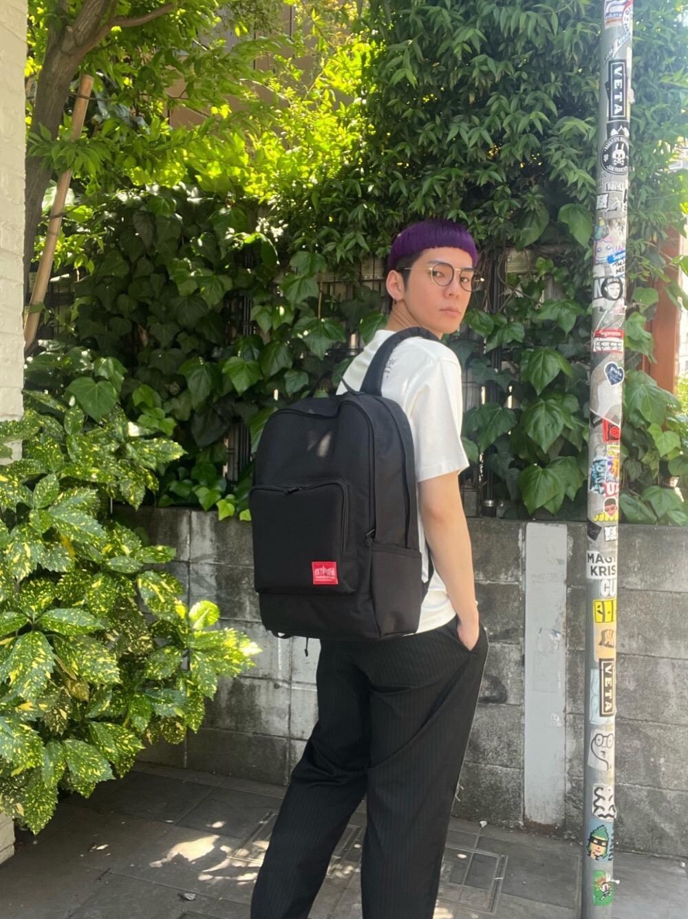 ブラック系のバックパック/リュックを着用したメンズの春コーディネートの1枚目の写真