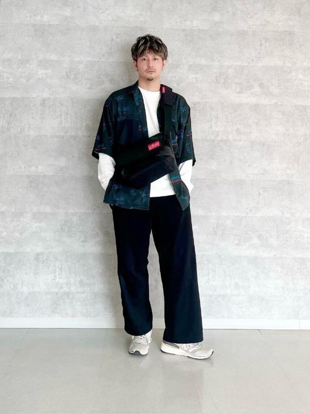 「大人カジュアル、休日スタイル、防水、メッセンジャーバッグ、夏コーデ、シャツ 」｜「Manhattan PortageのShoulder Pad（その他小物、ブラック系）」を使った、Manhattan Portage Staffさん（メンズ・174cm）の春コーディネートの1枚目の写真