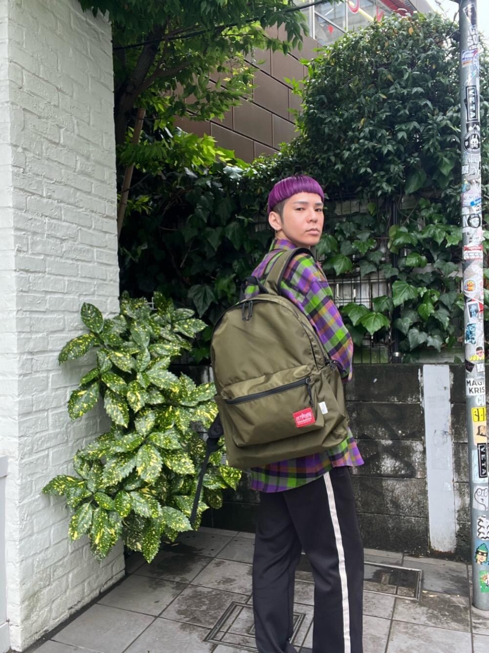 グリーン系のバックパック/リュックを着用したメンズの夏コーディネートの1枚目の写真