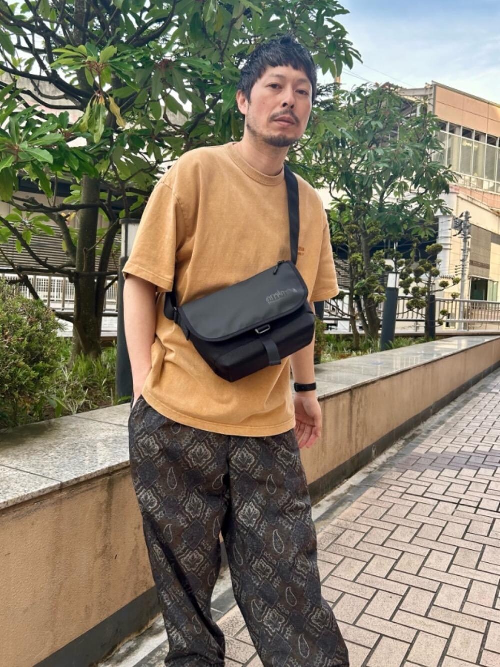 ブラック系のメッセンジャーバッグを着用したメンズの夏コーディネートの1枚目の写真