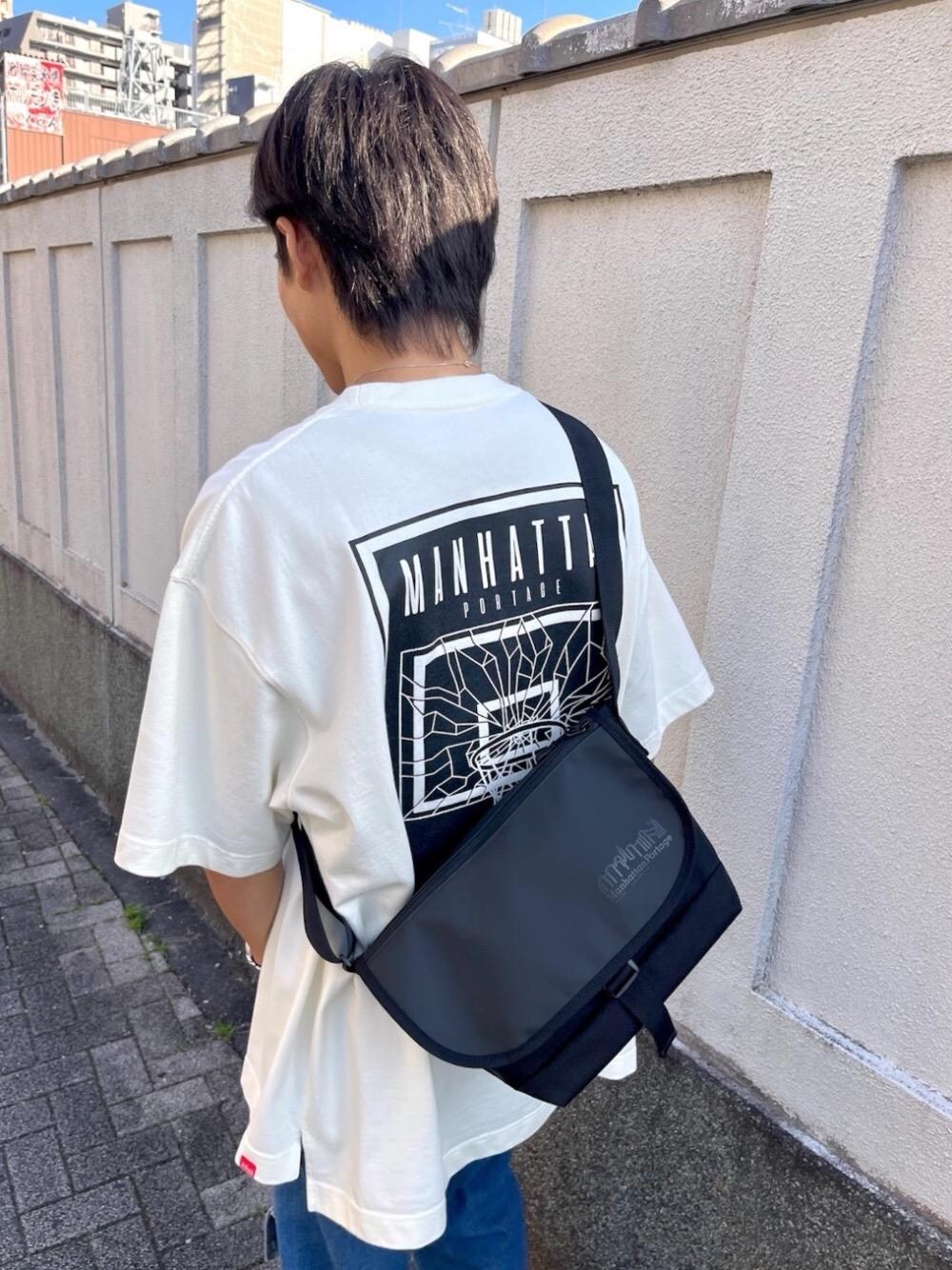ホワイト系のTシャツ/カットソー、ブラック系のメッセンジャーバッグを着用したメンズの夏コーディネートの1枚目の写真