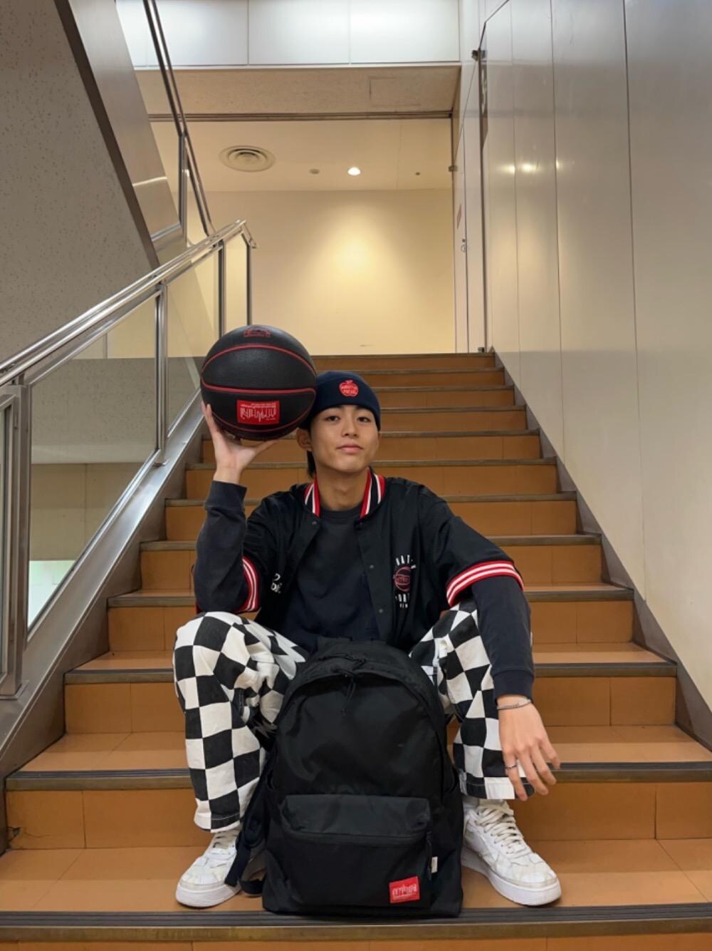 ブラック系のバックパック/リュックを着用したメンズの夏コーディネートの1枚目の写真