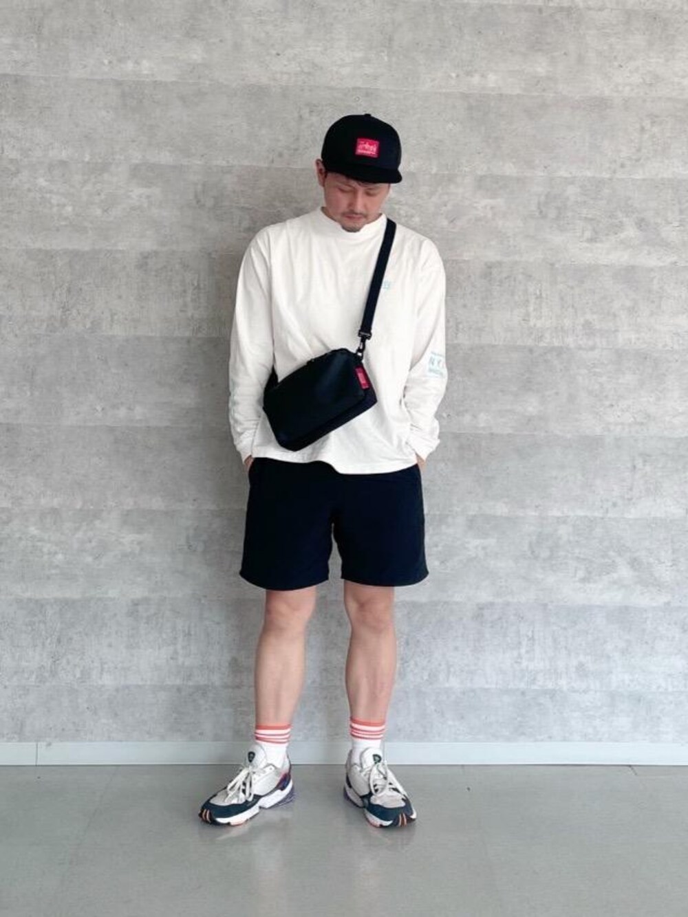 ブルー系のTシャツ/カットソー、ブラック系のショルダーバッグを着用したメンズの夏コーディネートの1枚目の写真
