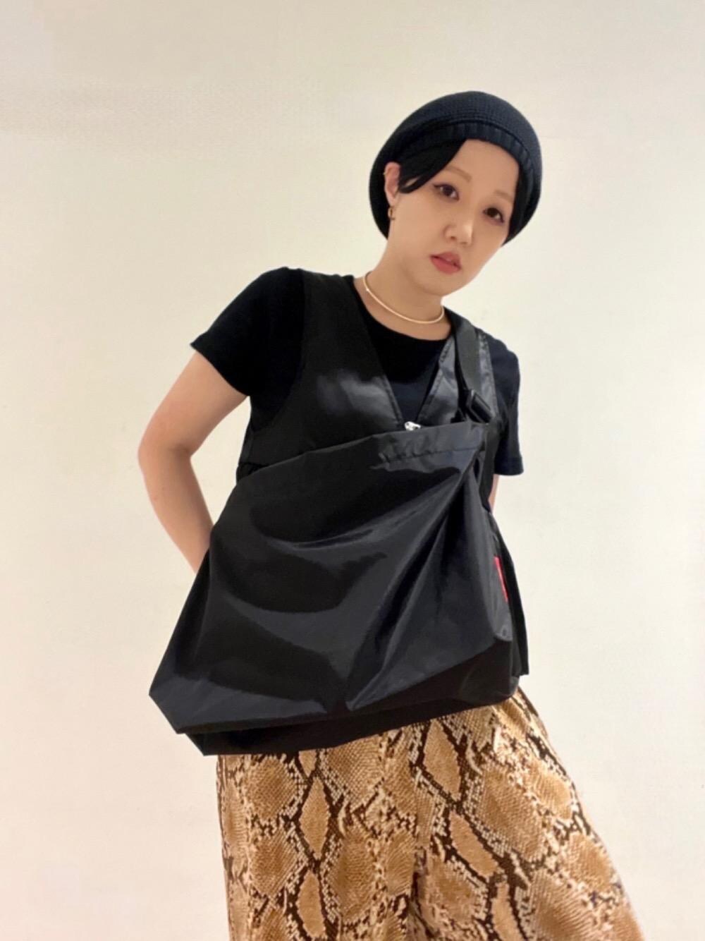 ブラック系のショルダーバッグを着用したレディースの夏コーディネートの1枚目の写真