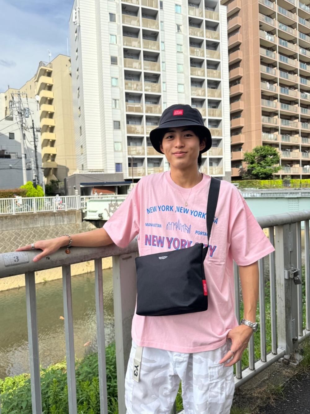 ブラック系のメッセンジャーバッグを着用したメンズの夏コーディネートの1枚目の写真