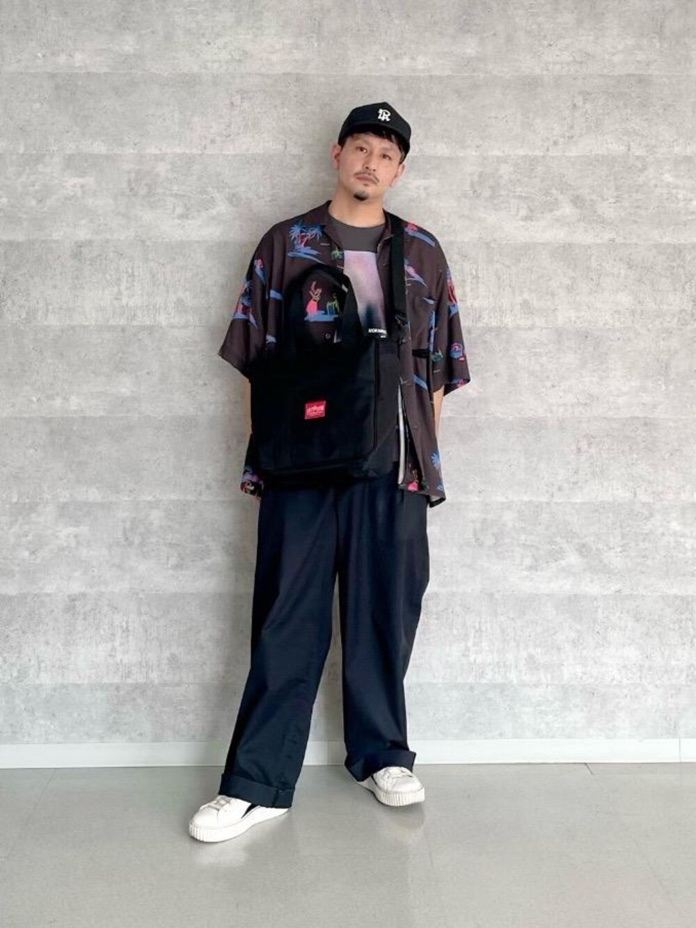 ブラック系のトートバッグを着用したメンズの夏コーディネートの1枚目の写真