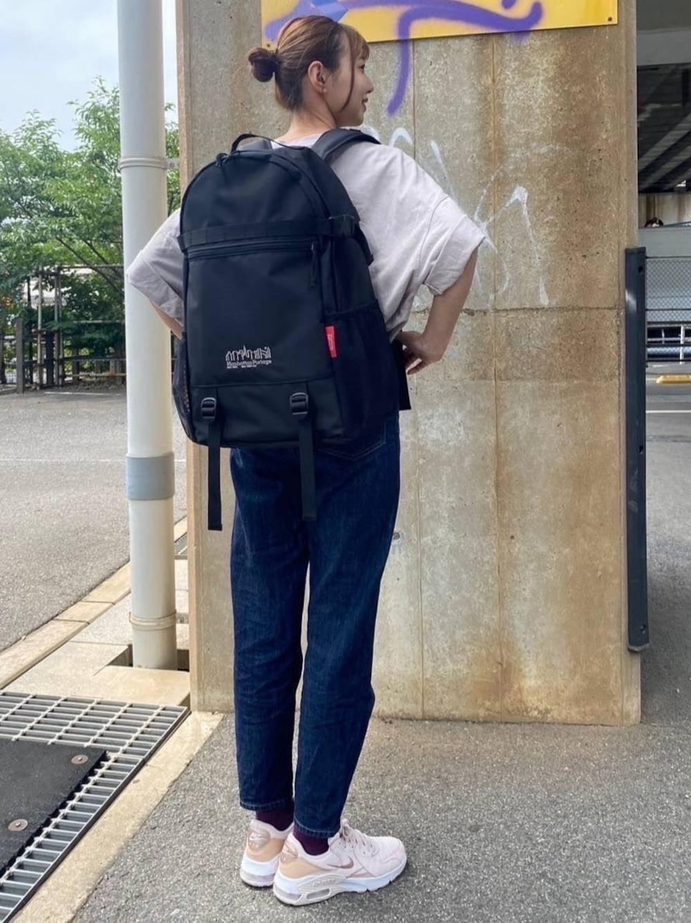 「シンプル、ブラック、バックパック、Manhattan Portage、マンハッタンポーテージ、通学スタイル」｜「Manhattan PortageのEdge Packer Action Bag（バックパック/リュック、ブラック系）」を使った、Manhattan Portage Staffさん（レディース・164cm）の夏コーディネートの1枚目の写真