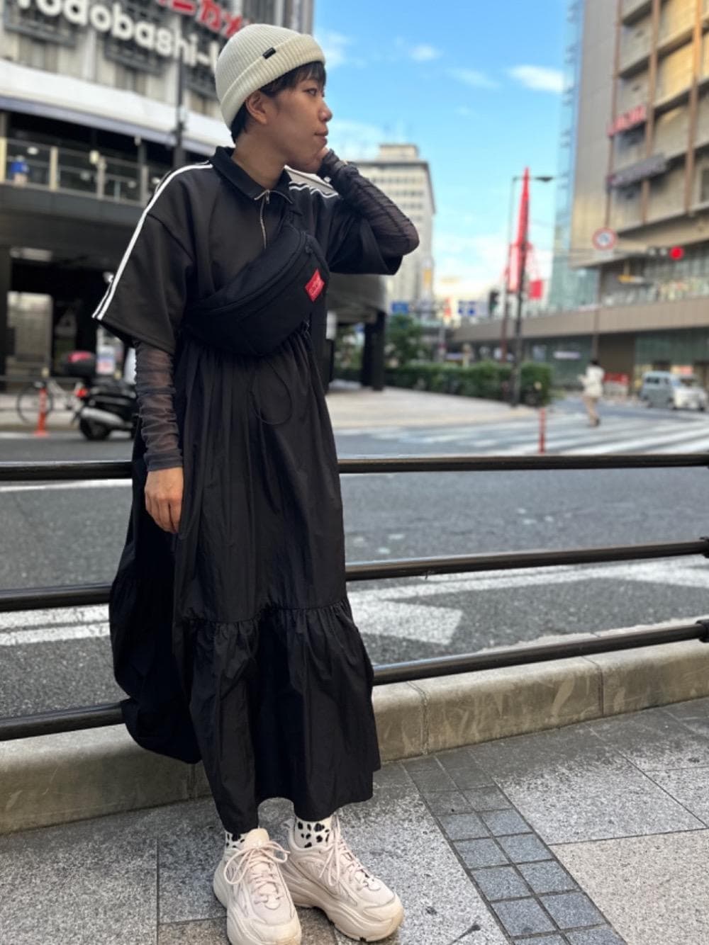 ブラック系のボディバッグ/ウエストポーチを着用したレディースの夏コーディネートの1枚目の写真