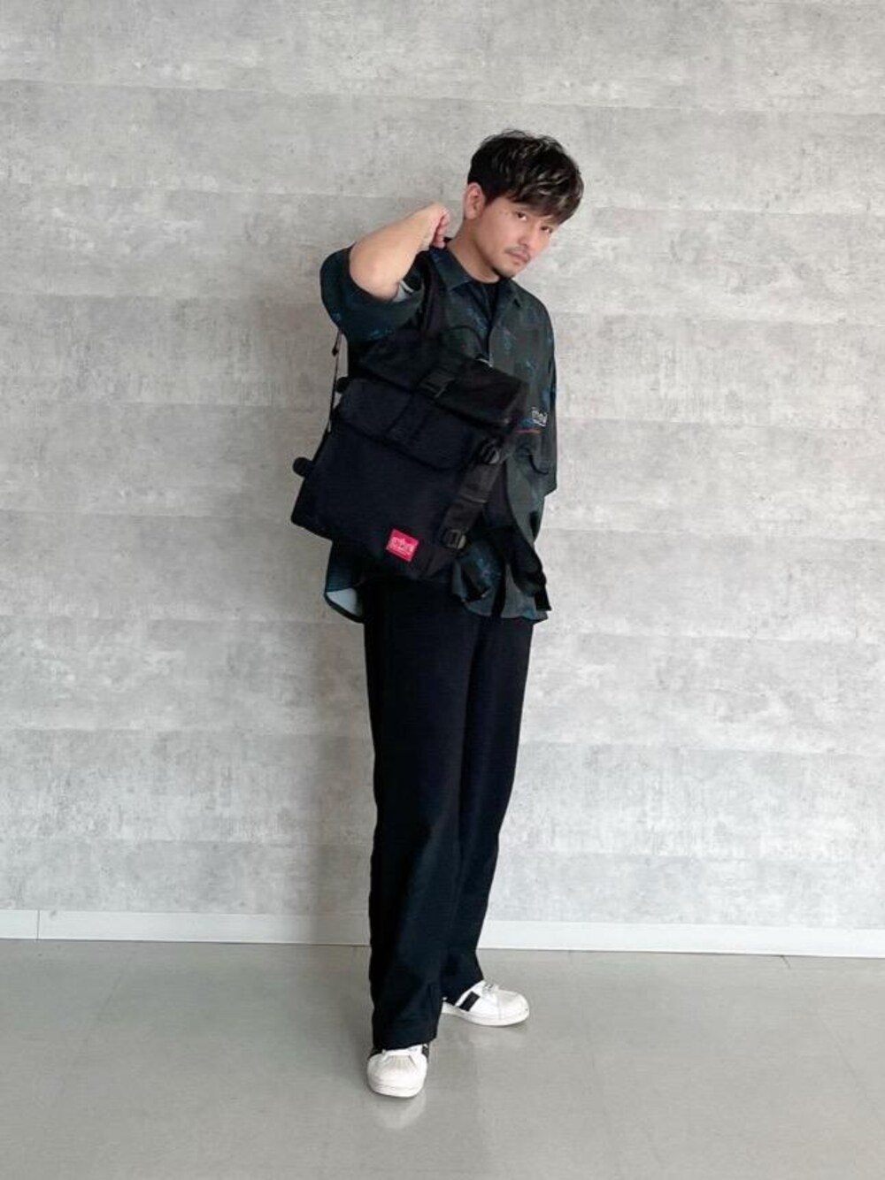 ブラック系のバックパック/リュック、ブラック系のシャツ/ブラウスを着用したメンズの夏コーディネートの1枚目の写真