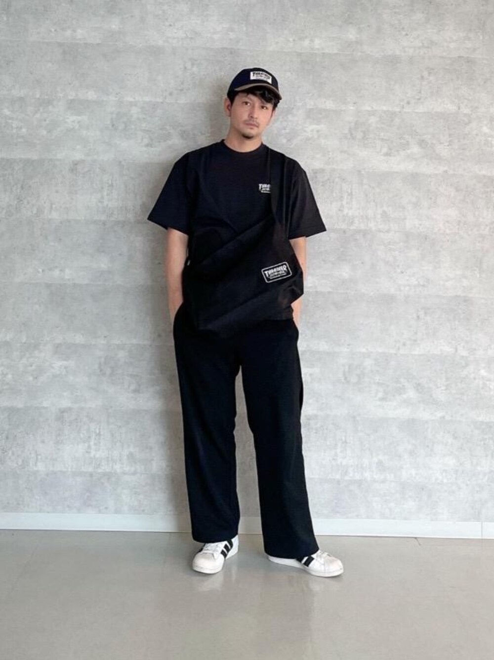 ブラック系のショルダーバッグを着用したメンズの夏コーディネートの1枚目の写真