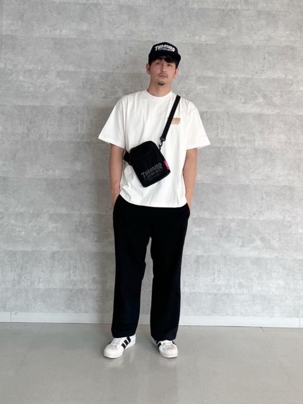 ブラック系のショルダーバッグを着用したメンズの夏コーディネートの1枚目の写真