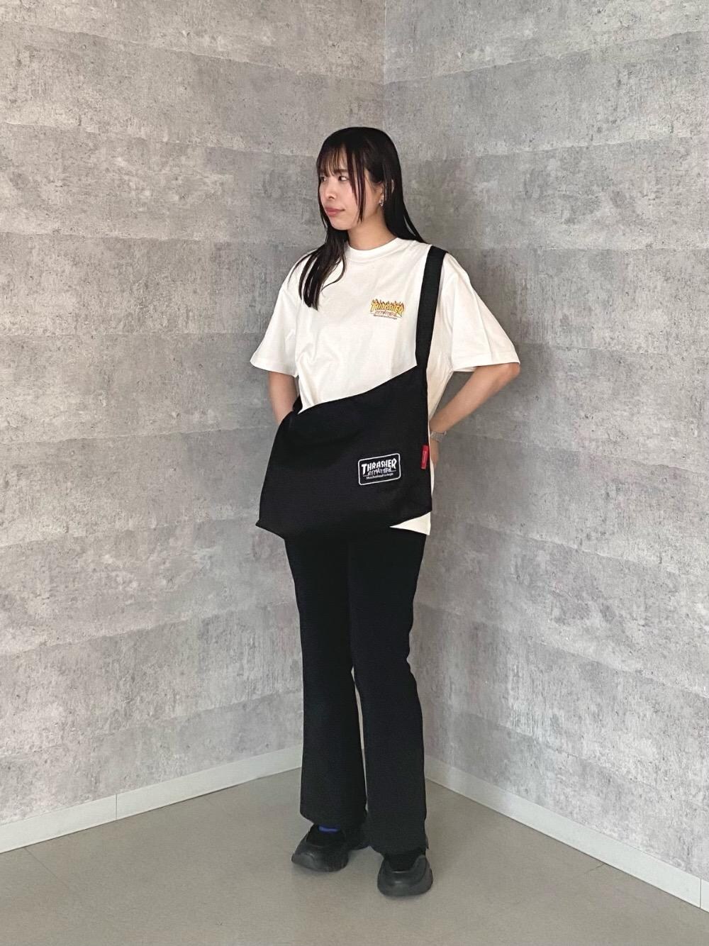 ブラック系のショルダーバッグを着用したレディースの夏コーディネートの1枚目の写真