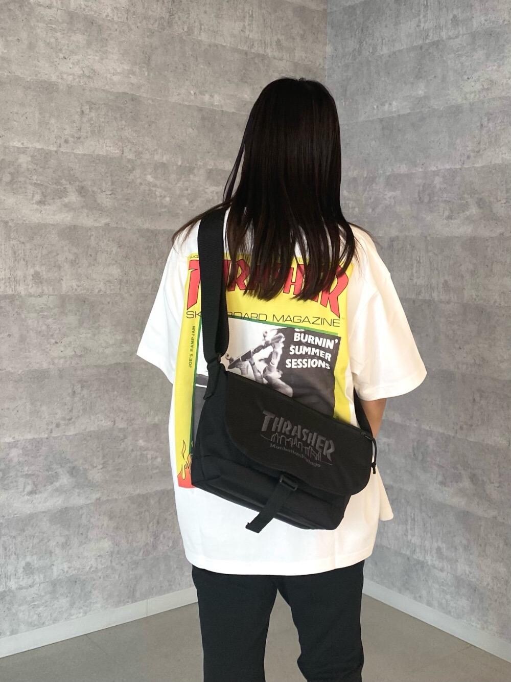 ブラック系のメッセンジャーバッグを着用したレディースの夏コーディネートの1枚目の写真